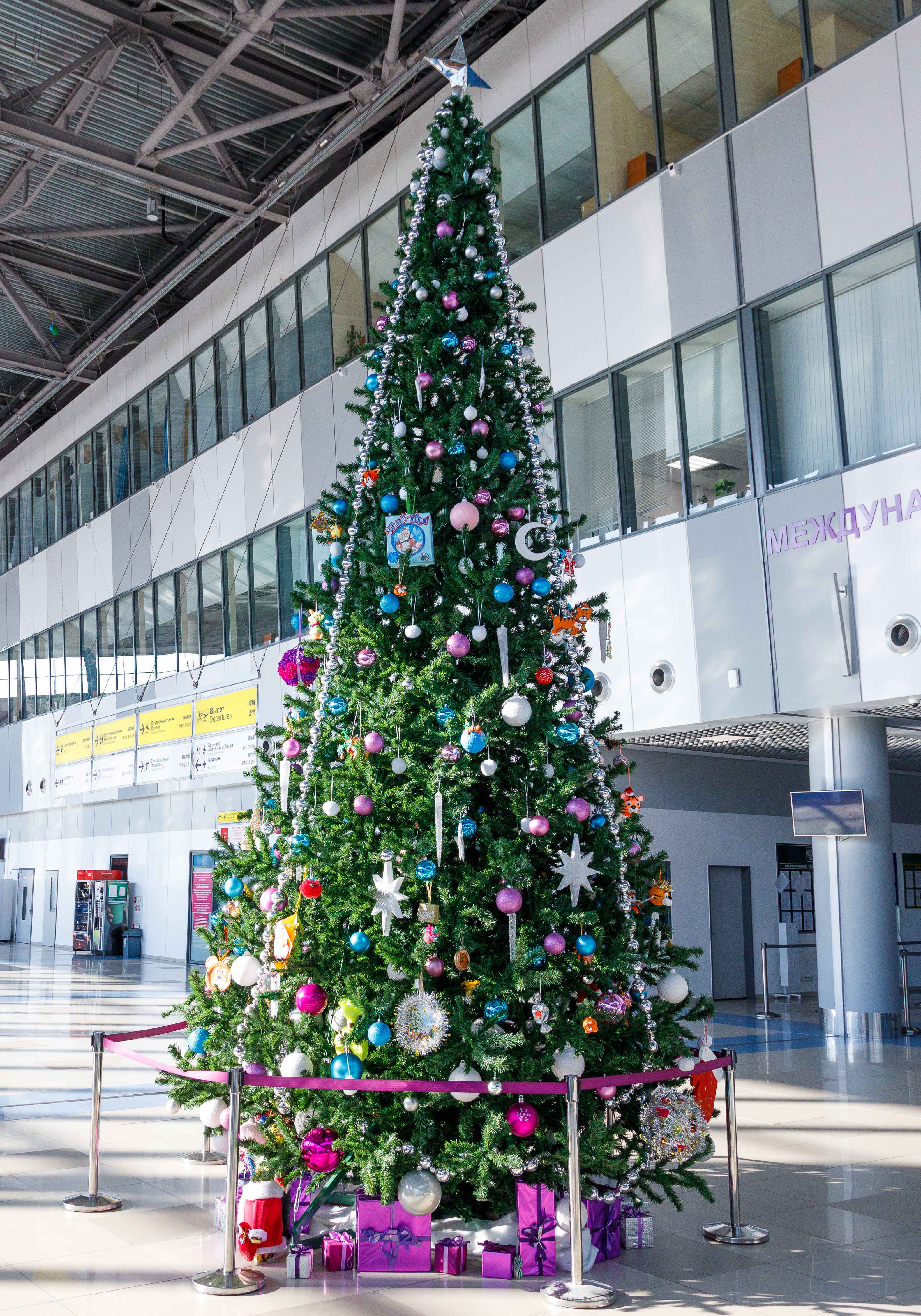 Международный аэропорт Владивосток создает новогоднее настроение